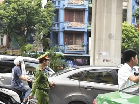 Giao thông hỗn loạn tại 2 điểm thi vào trường THPT chuyên ở Hà Nội