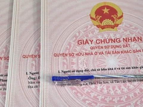 Làm giả sổ đỏ, giả mạo chữ ký công chứng viên để chiếm đoạt 400 triệu đồng