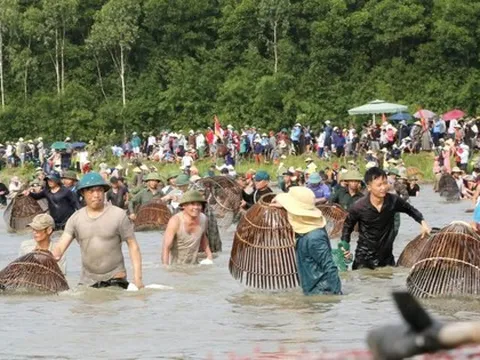 Hàng nghìn người đội nắng chen chúc bắt cá cầu may