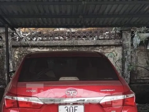 Chủ tịch xã ở Hà Nội uống rượu, đi ô tô biển số giả