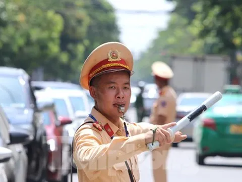 Cảnh sát giao thông hỗ trợ, 'tiếp sức' thí sinh vượt vũ môn