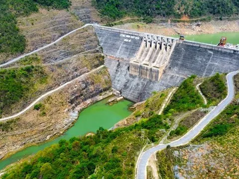 Cận cảnh hồ thủy điện lớn nhất Bắc Trung Bộ cạn kỷ lục, sắp về mực nước chết