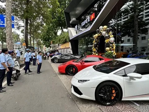TP HCM: 6 "siêu xe" khiến một chủ cửa hàng mất tiền triệu