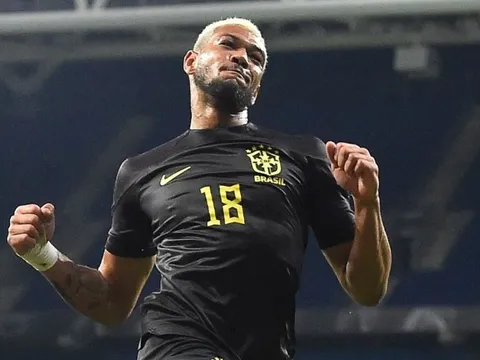 Sao Newcastle tỏa sáng trong lần đầu khoác áo Brazil
