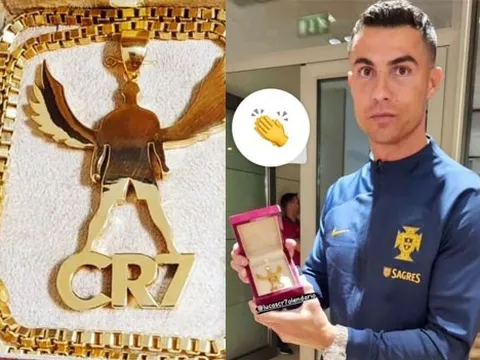 Ronaldo được tặng dây chuyền vàng sau trận thắng Bosnia