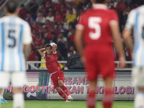 Hậu vệ ĐT Indonesia ném biên khiến thủ môn Argentina cứu thua vất vả