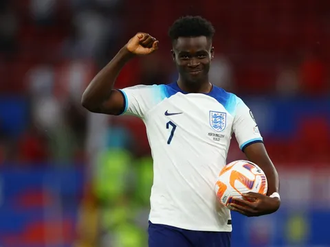 Phản ứng của Saka khi ghi hat-trick đầu tiên cho tuyển Anh