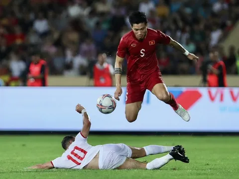 Văn Hậu né hai cú xoạc liên tiếp của cầu thủ Syria