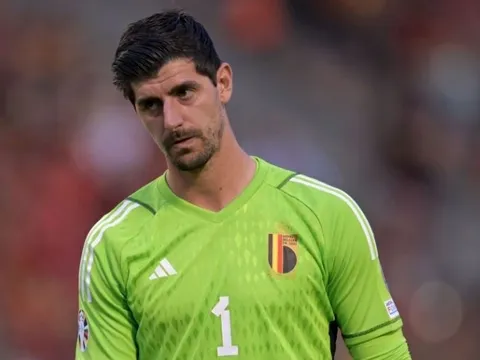 Courtois trả giá vì hành vi nổi loạn
