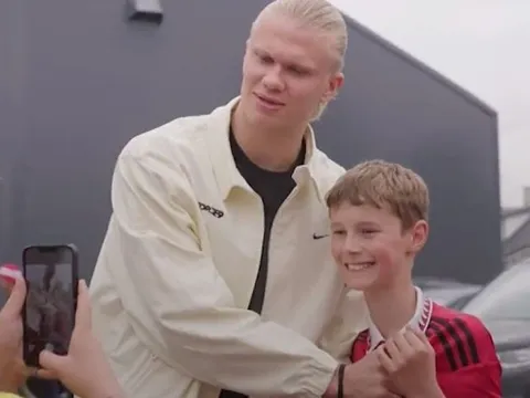 Phản ứng hài hước của Haaland khi chụp hình với CĐV Man United