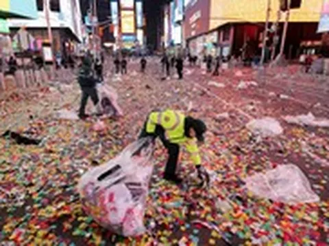 Cách New York dọn núi rác thải 50 tấn sau giao thừa ở quảng trường Thời Đại