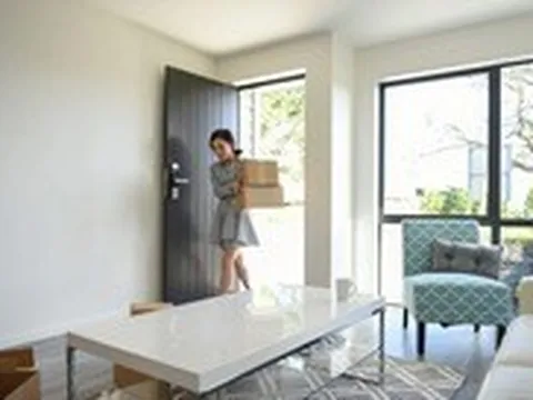 Tiền thuê nhà đắt, 31% thế hệ Z trưởng thành ở Mỹ phải sống cùng cha mẹ