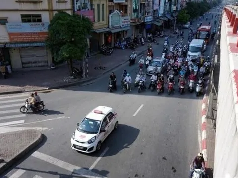 Thói quen chờ đèn đỏ tưởng vô hại, ai ngờ phạm luật, lỗi này nhiều người mắc phải, đặc biệt là xe máy