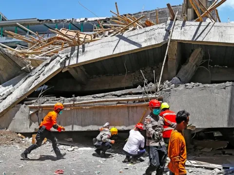 5 học sinh được cứu sống khỏi đống đổ nát trong vụ sập trường ở Indonesia nhưng hy vọng tìm thêm người sống sót đang tắt dần