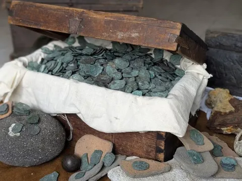Máy xúc tìm thấy kho tiền trị giá 1 triệu USD