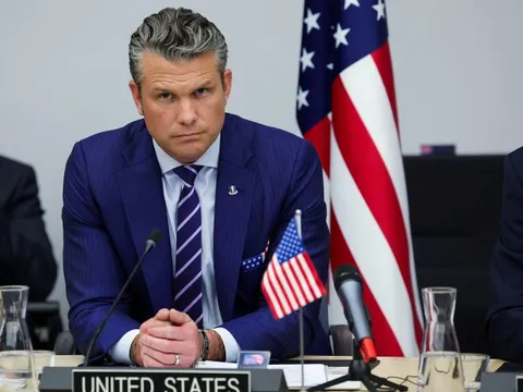 Máy bay chở Bộ trưởng Quốc phòng Mỹ hạ cánh khẩn cấp xuống Anh