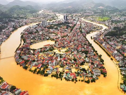 ASEAN gửi hàng hóa hỗ trợ người dân vùng lũ Việt Nam