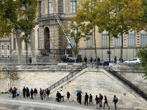 Bảo tàng Louvre bị cướp giữa ban ngày, mất bảo vật vô giá