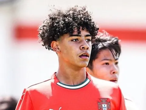 Con trai Ronaldo nhận vinh dự lớn