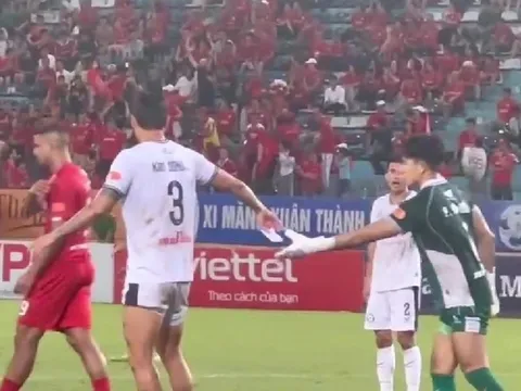 Cầu thủ Đà Nẵng truyền tay nhau ‘mẩu giấy lạ’