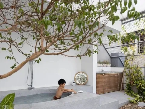 Cầu thang và sân chơi trẻ em thú vị trong nhà ống diện tích nhỏ