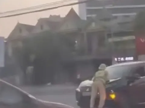 Xôn xao clip một CSGT phải bám trên nắp ca-pô xe vi phạm ở Nghệ An