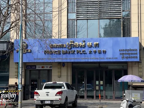 Thị trường tài chính Campuchia gặp “sóng gió”, người dân ồ ạt đến một nhà băng đòi rút tiền