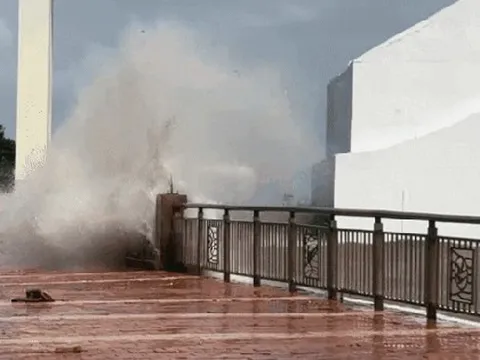 Hình ảnh sóng lớn tràn bờ sông Hàn - Đà Nẵng, xé toạc vỉa hè