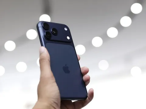 Cổ phiếu Apple phá đỉnh lịch sử nhờ iPhone 17