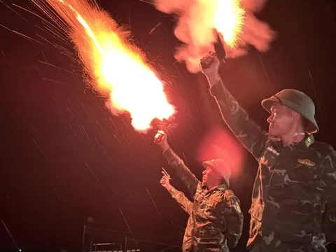 Bắn pháo hiệu khẩn cấp, kêu gọi tàu thuyền vào bờ tránh bão Thần Gió