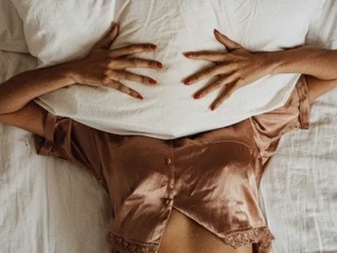 Vì sao phụ nữ mãn kinh dễ tăng cân, mất ngủ và trầm cảm?