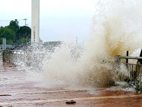 Sóng phủ vỉa hè bờ sông Hàn Đà Nẵng, bọt bắn tung trắng xóa