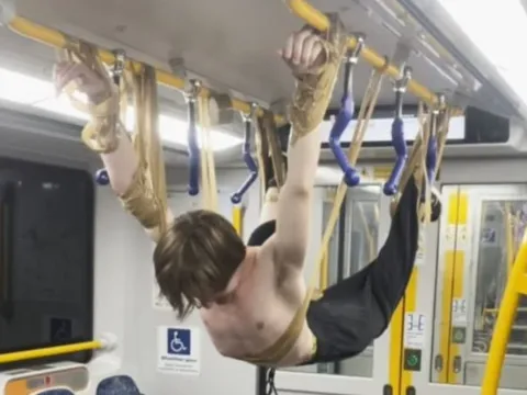 Cái kết đắng cho kẻ cởi trần, treo ngược trên tàu điện ở Australia