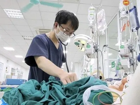 Nhiều ca suy gan, suy thận vì loại vi khuẩn trong nước lũ