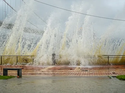 Sóng dữ 'nuốt' vỉa hè, Đà Nẵng căng mình ứng phó bão Fengshen