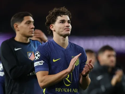 Ánh mắt thất thần của Julian Alvarez