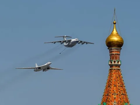 Newsweek: 'Khách hàng 156' trong email bị hack lộ diện - Trung Quốc 'săn' máy bay Nga tiếp sức không quân