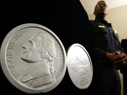 Không phải vàng, bạc, người đàn ông chất đầy kho với 39 tấn đồng xu kim loại này để ‘chống lạm phát’: Kẻ chê vô nghĩa, người bênh vực ‘đừng dạy nhà giàu dùng tiền’