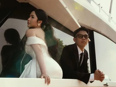 Ảnh cưới trên du thuyền của tiền vệ tuyển Việt Nam và cô chủ tiệm vàng