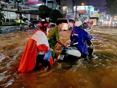 Triều cường dâng cao vượt kỷ lục, nhiều nơi ở TP Cần Thơ chìm trong biển nước