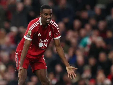 Isak bị CĐV Liverpool chỉ trích dữ dội