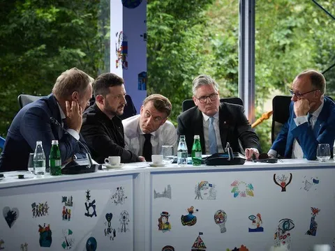 Ông Zelensky "trắng tay" về nước: 35 đồng minh tề tựu, mời ông Trump làm "chủ tọa" cuộc chơi lớn về Ukraine