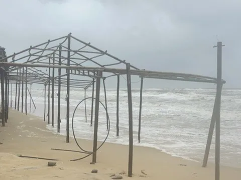 Cảnh rơi nước mắt ở bãi tắm biển nổi tiếng ở Huế sau bão Fengshen