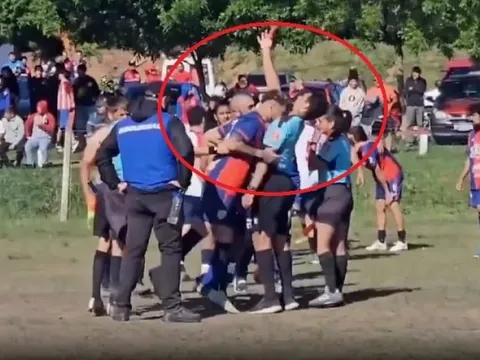 Cú húc đầu gây chấn động bóng đá Uruguay