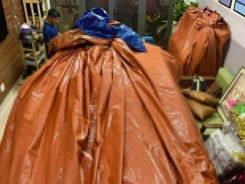 Bọc xe BMW, đàn piano kín mít bằng bạt để chống bão Fengshen ở Đà Nẵng