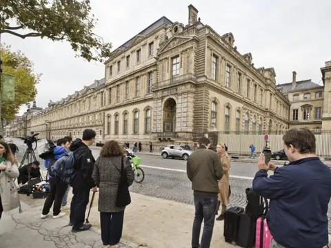 'Hàng hot' bất ngờ ở Bảo tàng Louvre: 'Lối vào' của băng cướp táo tợn