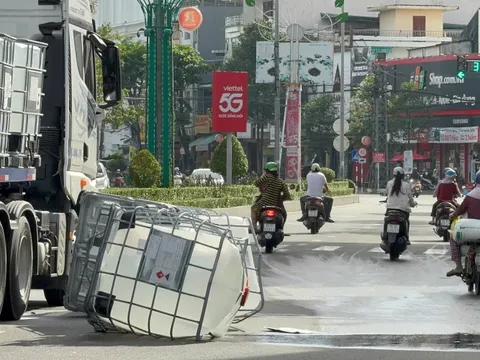 Bốn thùng nhựa Glacial Acetic acid rơi xuống đường, bốc mùi, dân buồn nôn