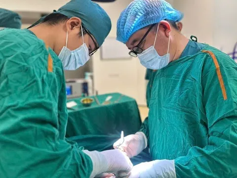 Bé trai bị vỡ tinh hoàn khi chơi đua xe tại khu du lịch