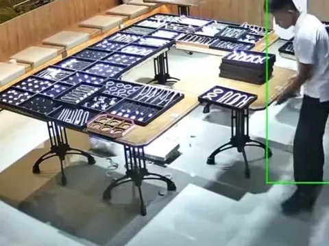 Nhân viên làm vỡ 30 vòng ngọc bích và pha xử lý bất ngờ của ông chủ TQ