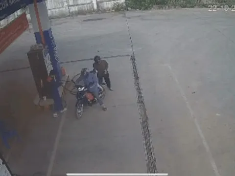 Chồng bỏ quên vợ khi đổ xăng, nhân viên chạy theo 8 km để trả người